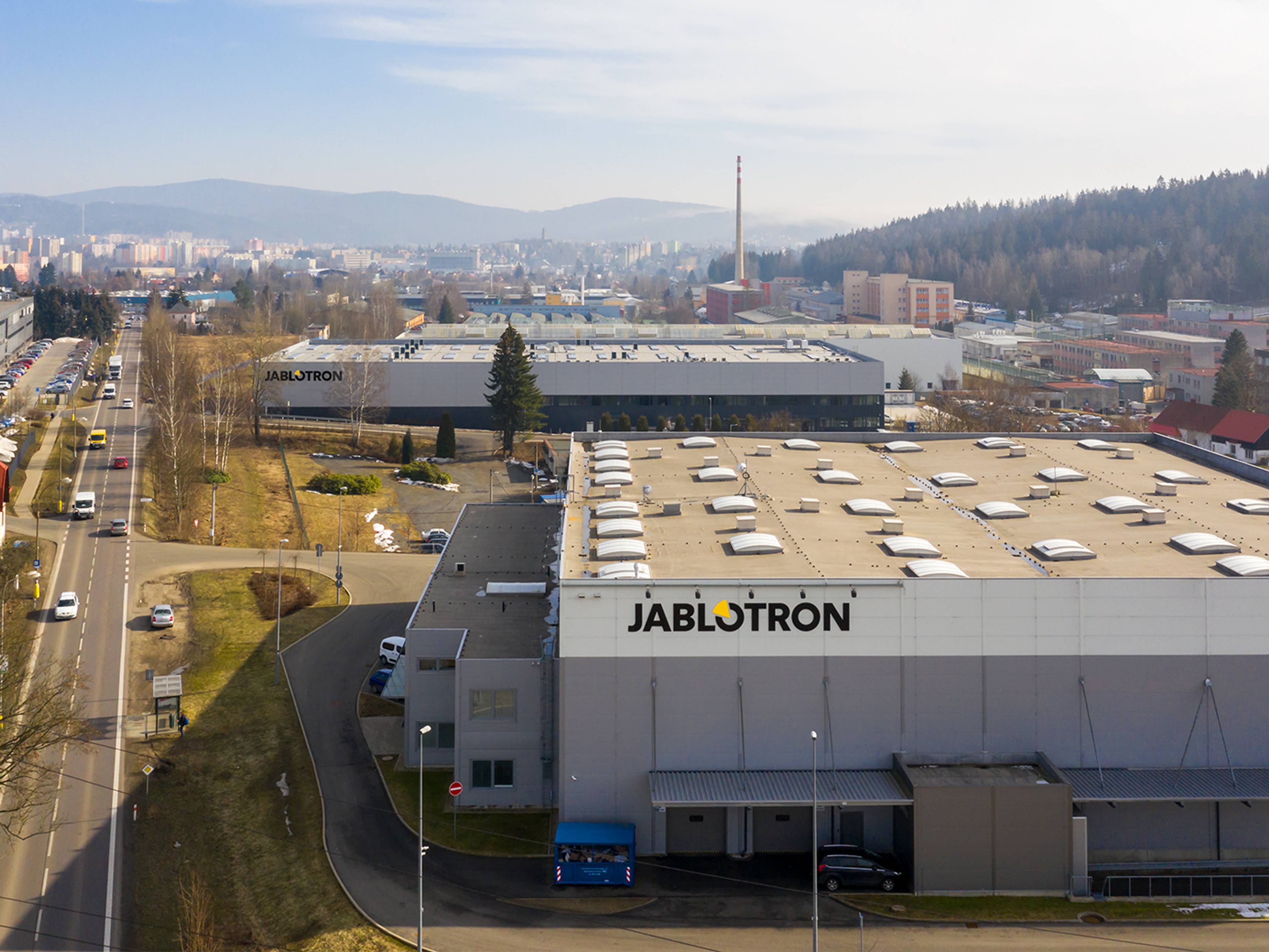 jablotron_ban_2408_web2024_kontakty_1386x1040_desktop_vin_3.jpg